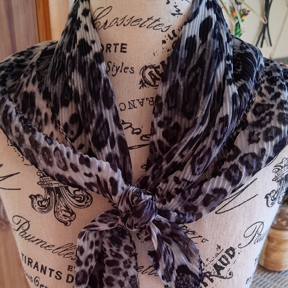 Leopard print scarf by Laura - Picture 1 of 7